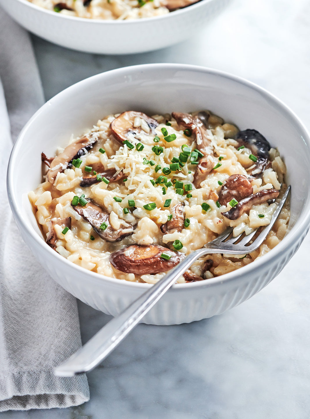 Risotto aux champignons avec un filet d'huile d'olive extra vierge